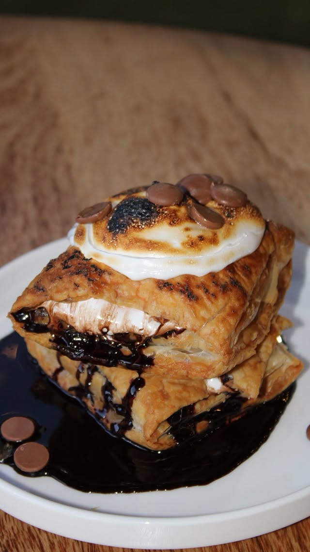 Campfire nostalgia, but make it decadent.
✨ S’mores Napoleon ✨
Toasted marshmall
