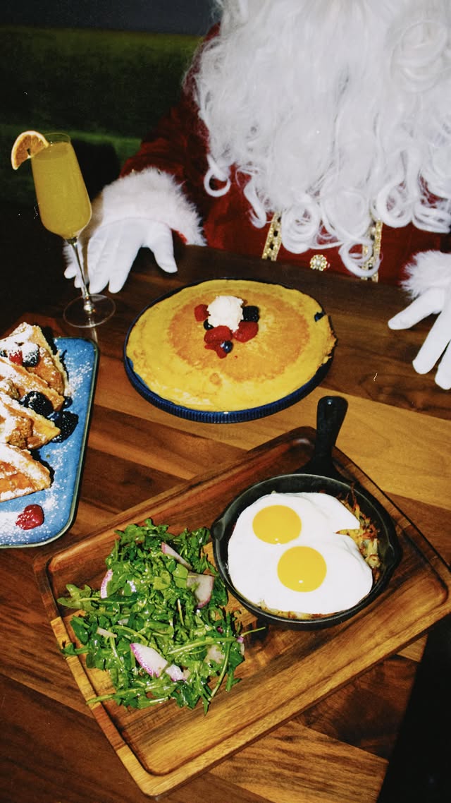 🎅✨ Santa is coming to West End!
Join us for Santa Brunch every weekend from 11: